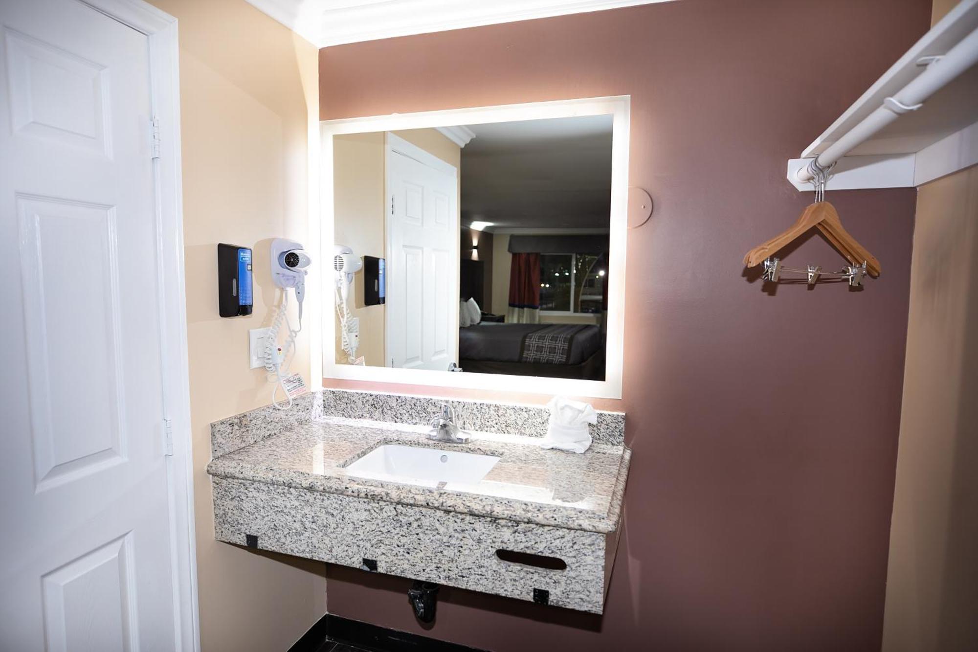 Rodeway Inn & Suites Bellflower Luaran gambar